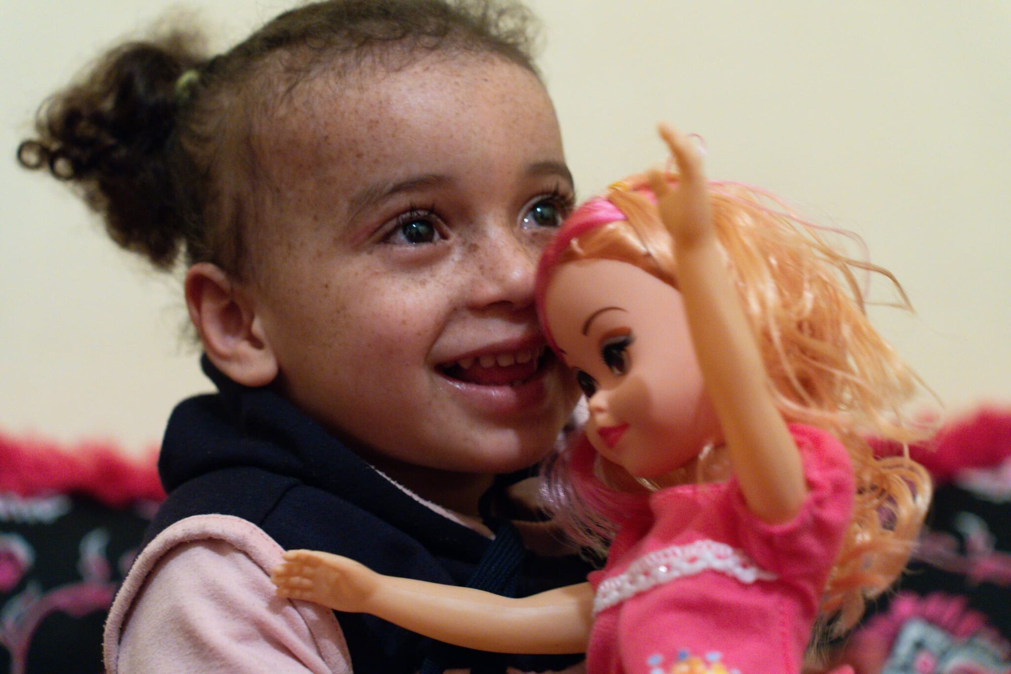 Une petite fille enfant de la lune