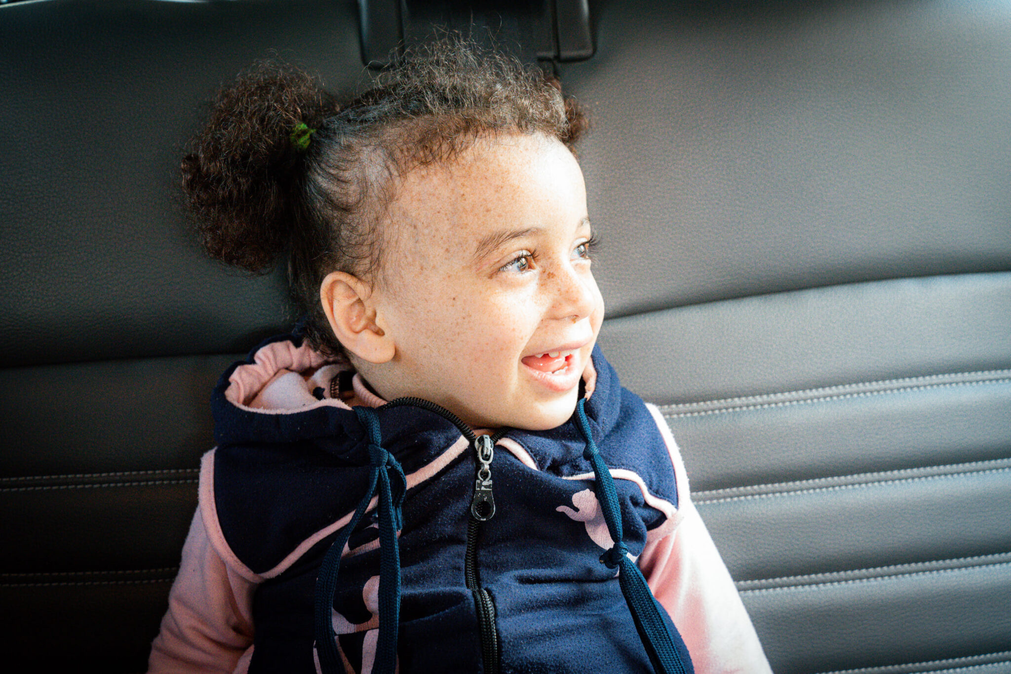 Enfant de la lune souriante dans une voiture anti UV