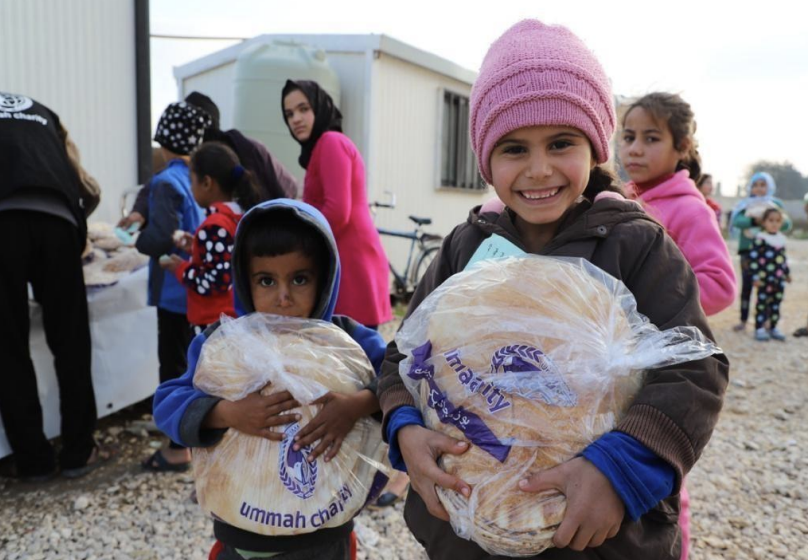 Distribuer du pain aux libanais