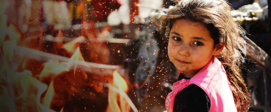 Une jeune fille, les yeux pleins de peur, se tient devant un incendie avec des flammes dévorantes en arrière-plan, illustrant le danger imminent et la destruction causée par les incendies au Liban.