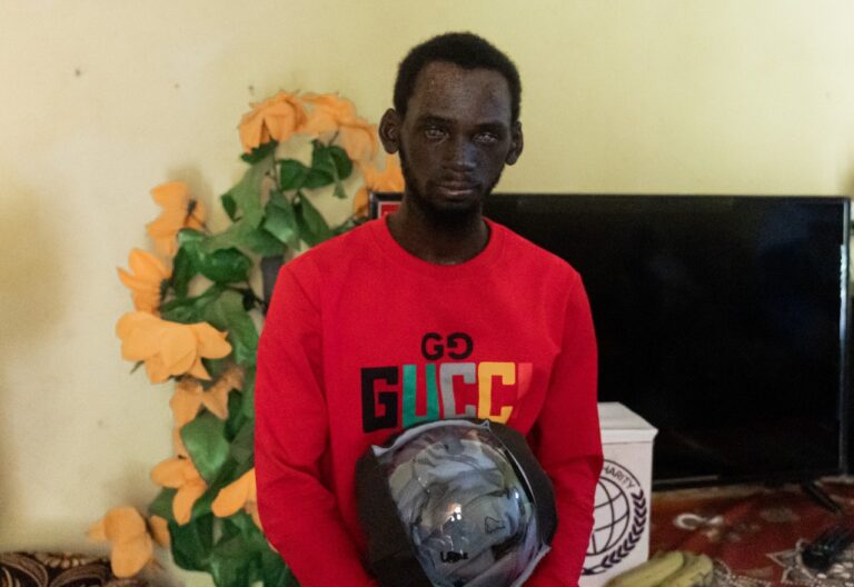 Mohamed et son casque aux Comores