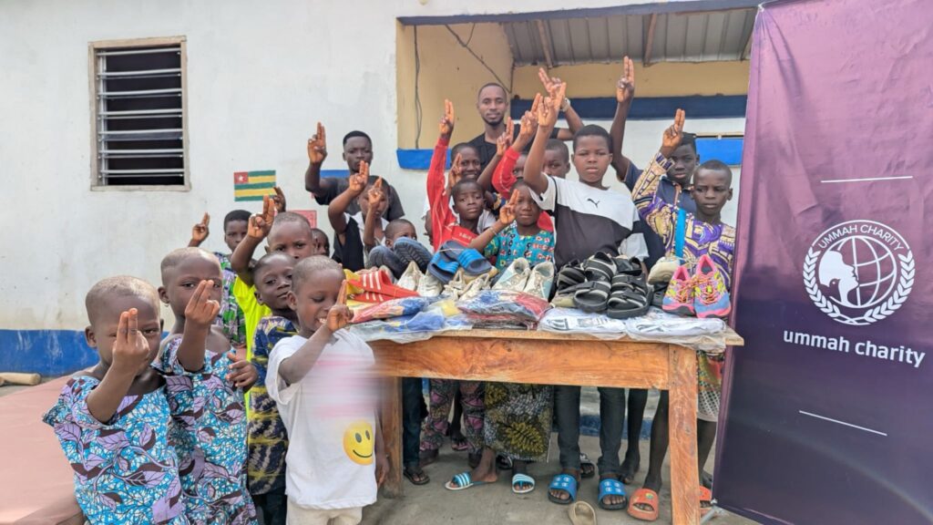 Distribution de chaussures aux orphelinat au Togo 