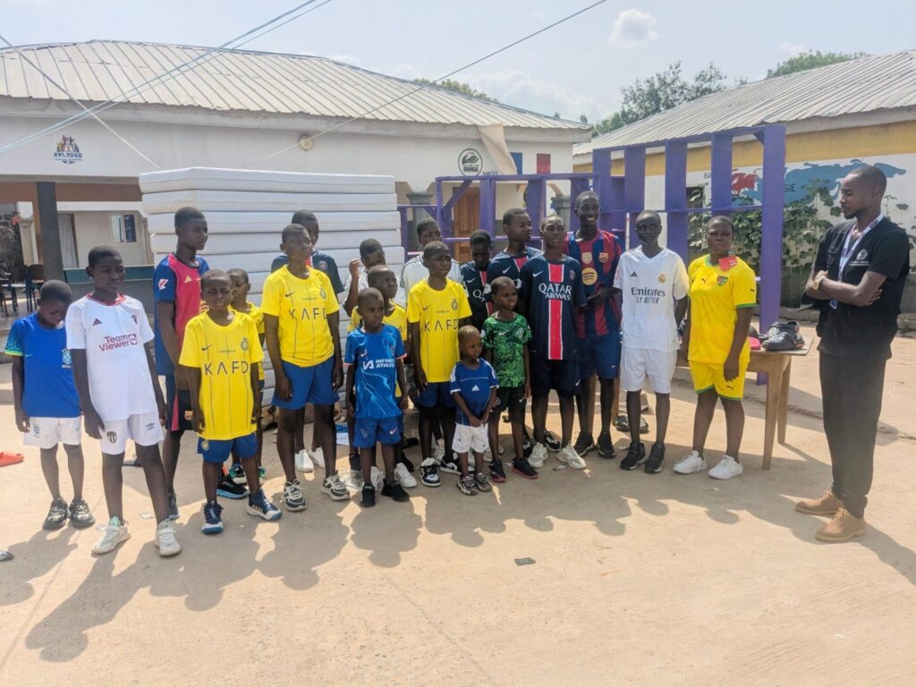 Distribution de tenues de sport aux orphelinat au Togo 